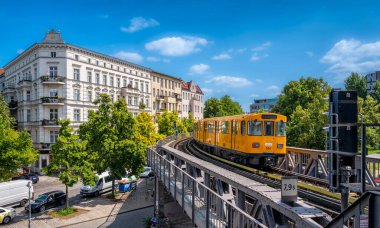 Schlesisches Tor metro istasyonu, Berlin, Almanya 'da toplu taşıma