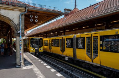 Schlesisches Tor metro istasyonu, Berlin, Almanya 'da toplu taşıma