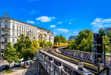Schlesisches Tor metro istasyonu, Berlin, Almanya 'da toplu taşıma