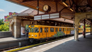 Schlesisches Tor metro istasyonu, Berlin, Almanya 'da toplu taşıma