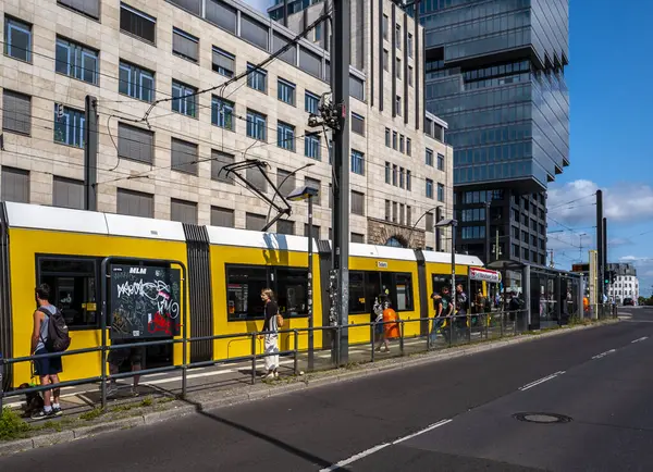 Tramvay durağı, Warschauer Caddesi, Berlin, Almanya