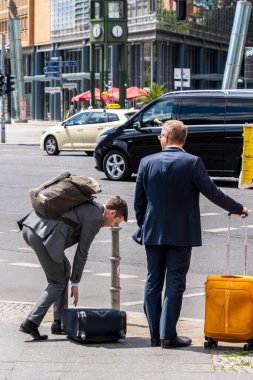 Küçük valizli gezginler Potsdamer Platz, Berlin, Almanya