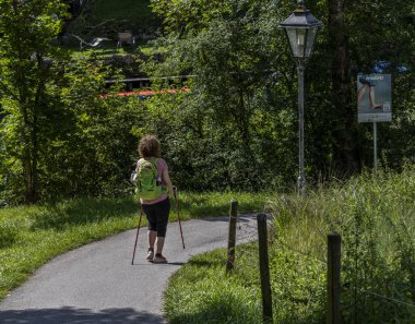 Bisikletçiler ve yürüyüşçüler Tegernsee Gölü, Bavyera, Almanya 'da dairesel bir patikada