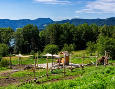 Çayırdaki çocuk parkı, Tegernsee, Bavyera, Almanya