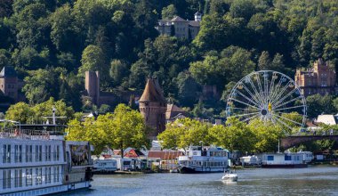 Miltenberg manzarası, St. Jakobus kilisesi ve şato, Aşağı Franconia, Bavyera, Almanya