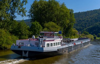 Nakliye, Freudenstadt, Aşağı Franconia, Bavyera, Almanya yakınlarındaki ana nehir mavnaları.