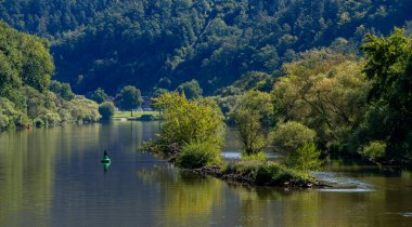 Miltenberg ve Freudenstadt, Lower Franconia, Bavyera, Almanya arasındaki Main 'deki manzara