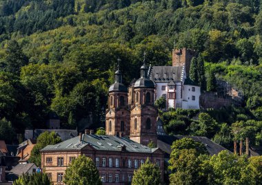 Miltenberg manzarası, St. Jakobus kilisesi ve şato, Aşağı Franconia, Bavyera, Almanya