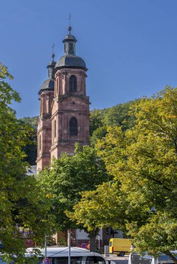 Miltenberg manzarası, St. Jakobus kilisesi ve şato, Aşağı Franconia, Bavyera, Almanya