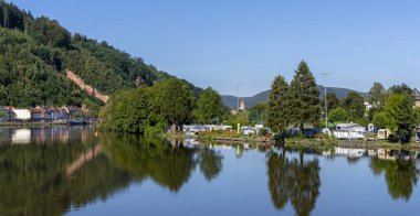 Kamp alanı Ana Kamp, Miltenberg 'deki Ana Köprü, Aşağı Franconia, Bavyera, Almanya