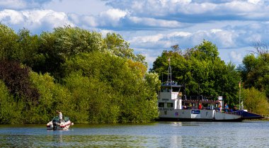 Seligenstadt 'tan Karlstein, Seligenstadt, Hesse, Almanya' ya giden ana feribot.