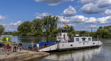 Seligenstadt 'tan Karlstein, Seligenstadt, Hesse, Almanya' ya giden ana feribot.