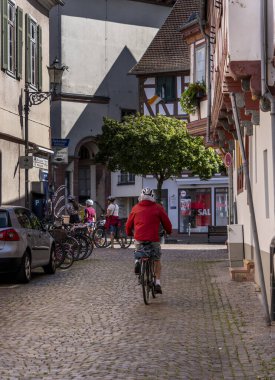 Eski kentte bisikletçiler, Seligenstadt, Hesse, Almanya