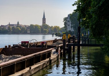 Nehir kıyısında mavna, Berlin- Kpenick, Almanya