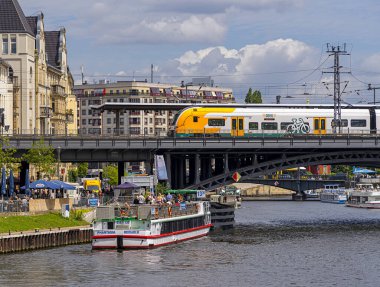 Berlin 'in Berlin, Almanya' daki Spree bölgesinde gemi ve vapurlar gezintiye çıktı.