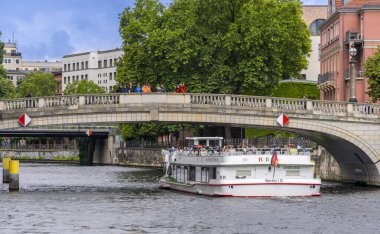Berlin 'in Berlin, Almanya' daki Spree bölgesinde gemi ve vapurlar gezintiye çıktı.