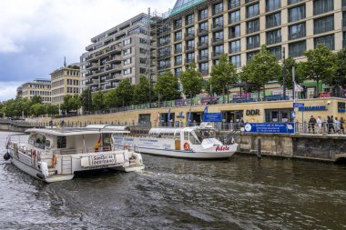 Berlin 'in Berlin, Almanya' daki Spree bölgesinde gemi ve vapurlar gezintiye çıktı.