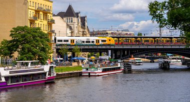 Berlin 'in Berlin, Almanya' daki Spree bölgesinde gemi ve vapurlar gezintiye çıktı.