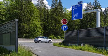 Graz, Bad Vigaun, Avusturya otoyolundaki mavi bilgi tabelaları