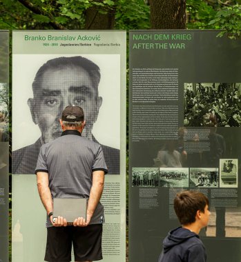 Berlin 'in Tiergarten, Berlin, Almanya' daki Reichstag binasında Sintii ve Romanlar için anma ve anma töreni