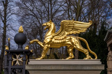 Altın aslanlı giriş kapısı ve Berlin-Wannsee 'deki Glienicke Sarayı' nda bir çit.