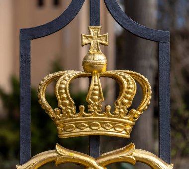 Altın aslanlı giriş kapısı ve Berlin-Wannsee 'deki Glienicke Sarayı' nda bir çit.