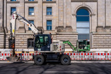 Berlin, Almanya 'daki bir inşaat sahasında inşaat makineleri ve inşaat malzemeleri,