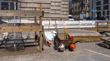 Berlin, Almanya 'daki bir inşaat sahasında inşaat makineleri ve inşaat malzemeleri,