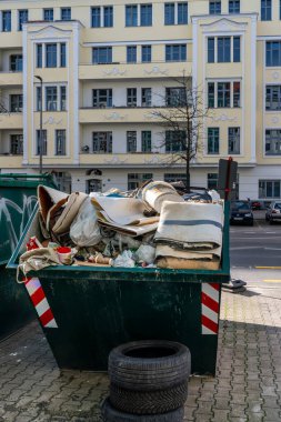 Berlin, Almanya 'da inşaat malzemeleri bulunan konteynır