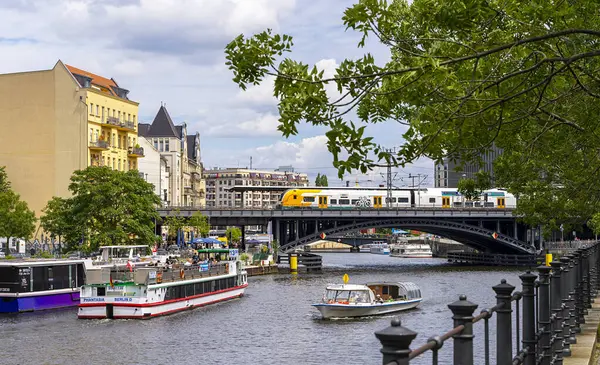 Berlin 'in Berlin, Almanya' daki Spree bölgesinde gemi ve vapurlar gezintiye çıktı.