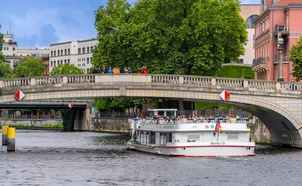 Berlin 'in Berlin, Almanya' daki Spree bölgesinde gemi ve vapurlar gezintiye çıktı.