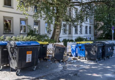 Yol kenarındaki çöp konteynırı, Berlin, Almanya