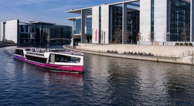 Yolcu gemileri Berlin, Almanya 'da hükümet bölgesinde