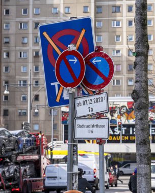 Trafik işaretleri karışıklığı, Berlin, Almanya