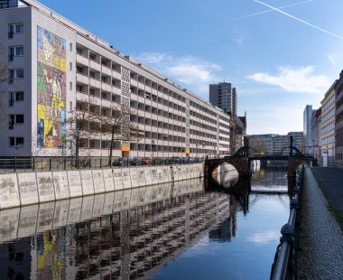 Almanya 'nın Berlin Mitte kentinde Kupfergraben' de ikamet yeri.