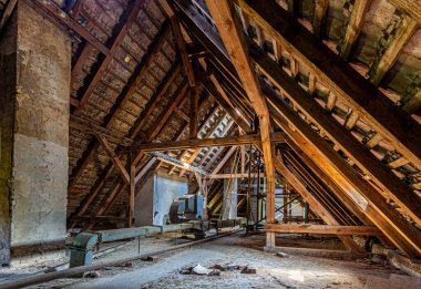 Kayıp Yerler, eski bir evde tavan arası, Berlin, Almanya