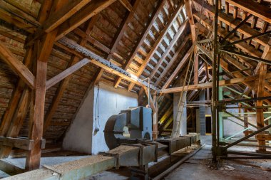 Kayıp Yerler, eski bir evde tavan arası, Berlin, Almanya