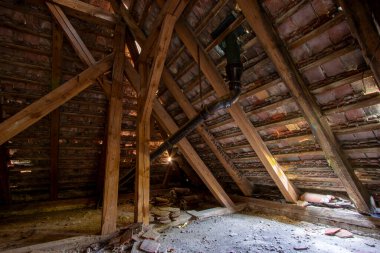 Kayıp Yerler, eski bir evde tavan arası, Berlin, Almanya