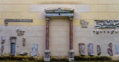 Berlin Wannsee, Berlin, Almanya 'da pergola, spolia ve süslemeli Glienicke Sarayı