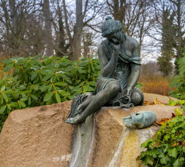 Bronz heykel bir kaya parçasında oturuyor, Glienicke Sarayı Berlin Wannsee, Berlin, Almanya