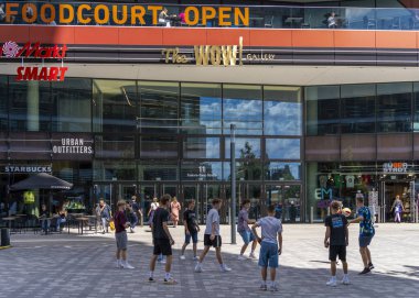 İç çekim, Doğu Yakası Alışveriş Merkezi mimarisi, Tamara Danz Caddesi, Berlin, Almanya