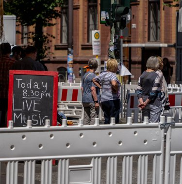 Yol inşaat alanları ve bariyerler, Oranienburger Caddesi, Berlin-Mitte, Almanya