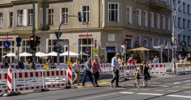 Yol inşaat alanları ve bariyerler, Oranienburger Caddesi, Berlin-Mitte, Almanya