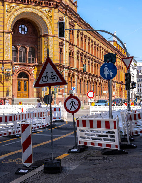 Дорожные строительные площадки и барьеры, Oranienburger Strae, Берлин-Митте, Германия