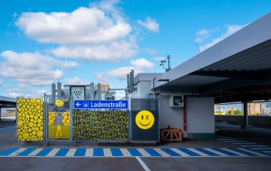 Üst otoparkta Smiley 'ler, Doğu Yakası Alışveriş Merkezi, Berlin, Almanya