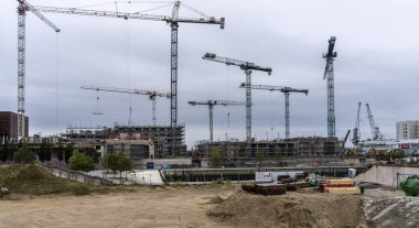 Baakenhafen, Hafencity Hamburg, Almanya 'daki büyük inşaat sahasında vinç.