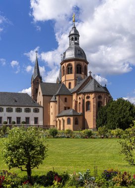 St. Marcellinus 'lu Einhard Bazilikası ve manastır kompleksi ve barok bahçesi olan Peter, Seligenstadt, Hesse, Almanya