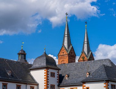 St. Marcellinus 'lu Einhard Bazilikası ve manastır kompleksi ve barok bahçesi olan Peter, Seligenstadt, Hesse, Almanya