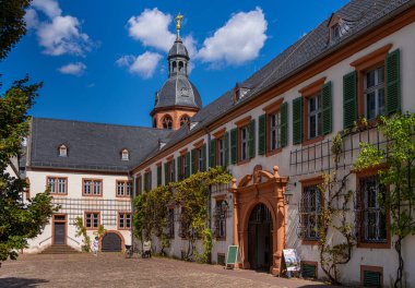 St. Marcellinus 'lu Einhard Bazilikası ve manastır kompleksi ve barok bahçesi olan Peter, Seligenstadt, Hesse, Almanya