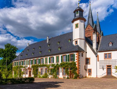 St. Marcellinus 'lu Einhard Bazilikası ve manastır kompleksi ve barok bahçesi olan Peter, Seligenstadt, Hesse, Almanya